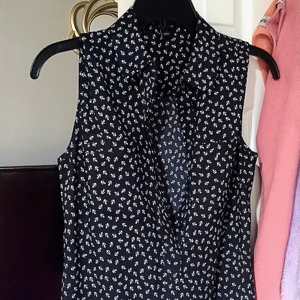 Ann Taylor XS Navy blue with white anchor pattern button down tank with pockets